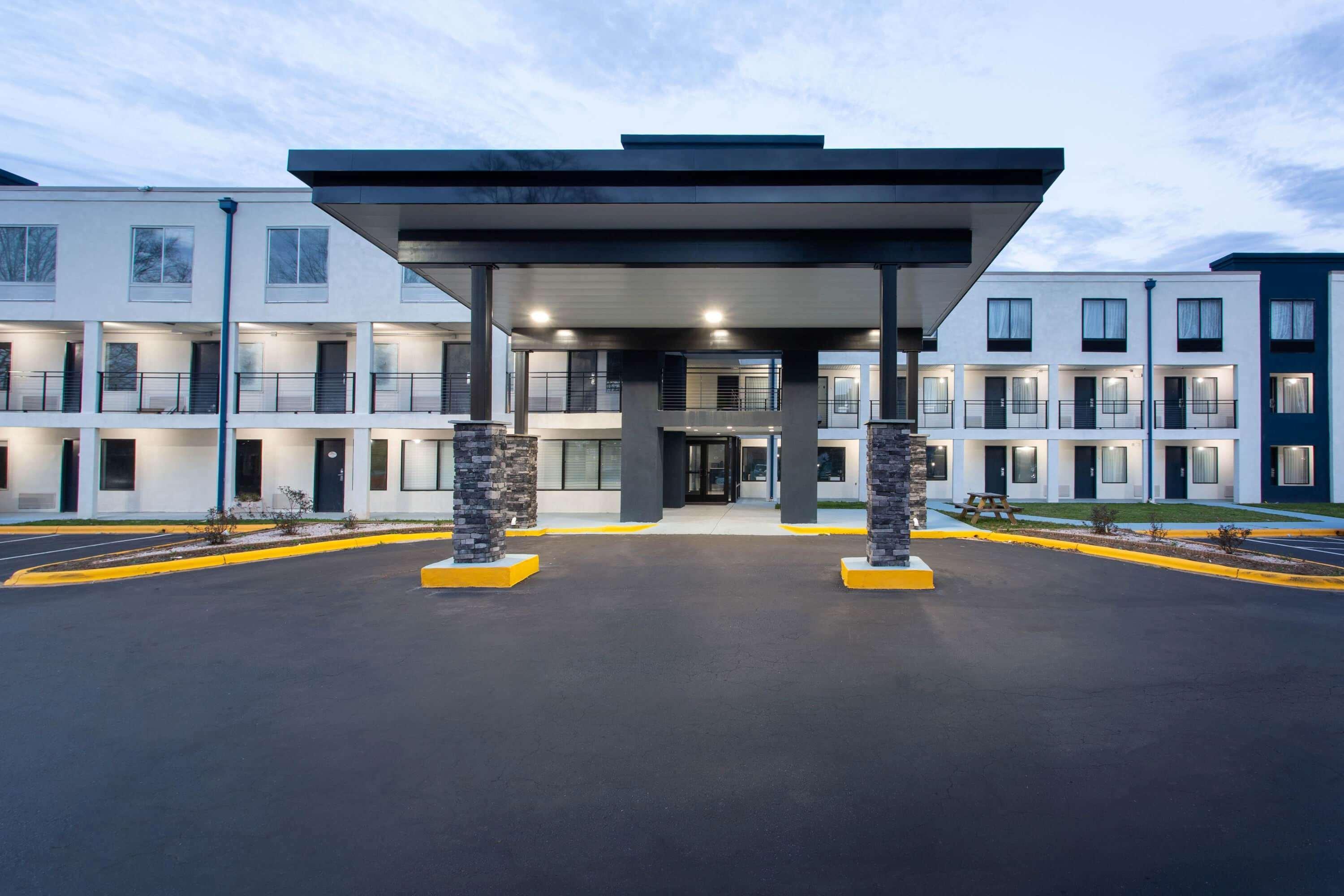Baymont By Wyndham Charlotte University Exteriör bild